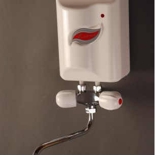 Проточен бойлер, 3.5kW за кухня, с двуръкохваткова смесителна батерия , 19/14/9см.